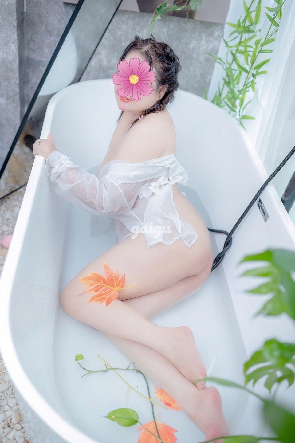 Ngọc linh mặt xinh dâm chiều khách hết mình